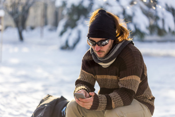 人使用智能手机图片下载