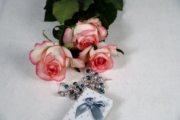 甜蜜生活玫瑰，白色礼盒图片下载