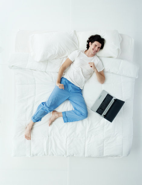 全身/一人/一人/直接俯瞰20-29岁英俊的人/长发白人男性躺下/放松/休息/睡觉/醒来在卧室的白色背景前/凉爽的态度图片下载