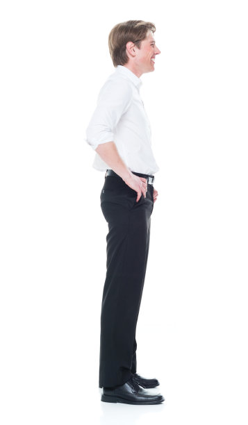 侧视图/全身/一个20-29岁的成年人英俊的人白种年轻人/男性商务人士/商人在白色背景下穿着纽扣衬衫/衬衫/裤子/商务休闲装/智能休闲装图片下载