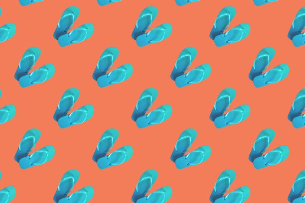 鲜艳的图案绿色拖鞋孤立在时尚的红色背景。夏天极简主义。前视图。平躺图片下载