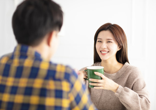 快乐的年轻夫妇在喝茶聊天图片下载
