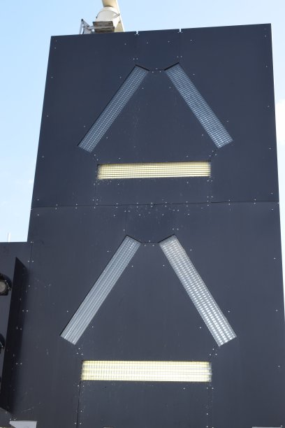 莱茵河谷中部的船只交通灯图片下载