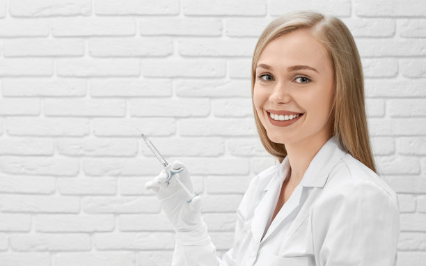 美容师用胶原蛋白保持刺痛和姿势图片下载