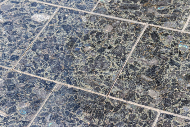 背景为灰色花岗岩铺装板。透视图图片下载