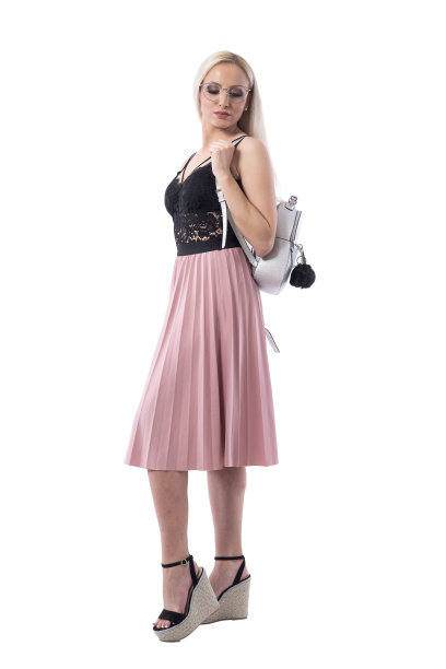 优雅的金发女人戴着眼镜，背着银色的背包向下看。图片下载