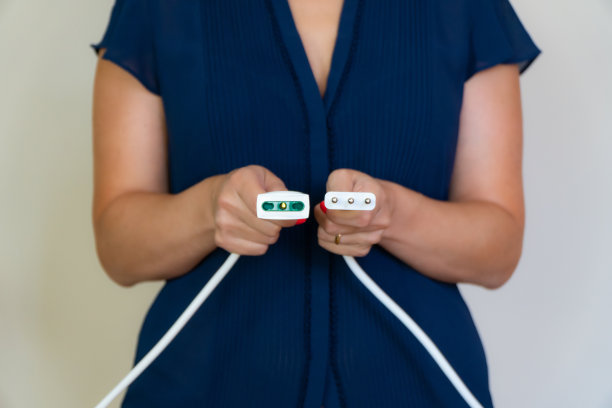 女商人连接两根电缆图片下载