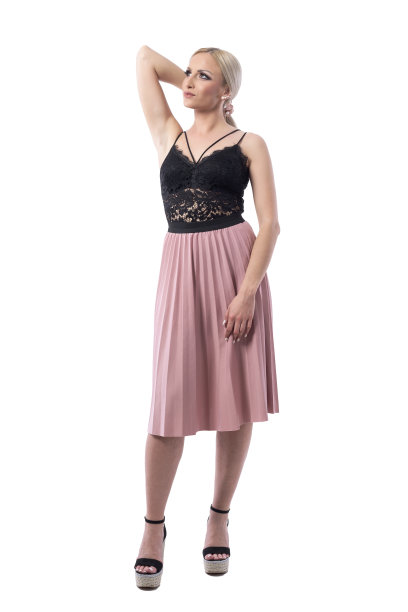 优雅的女性美丽的金发时尚女孩拿着头发与手向上看。图片下载