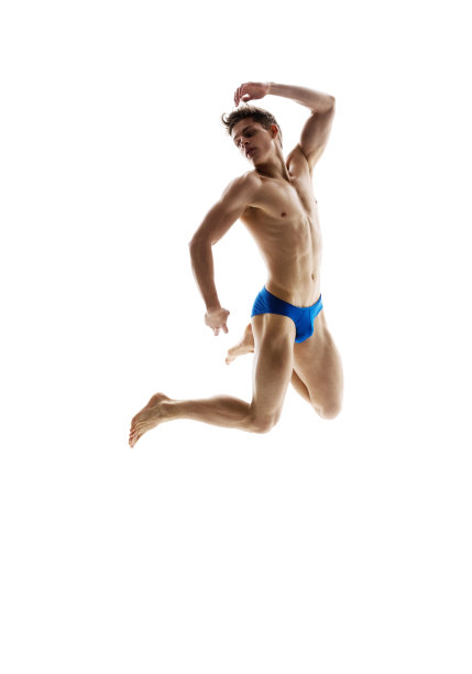 全长/一人仅/一人20-29岁的成年英俊的人白人男性/年轻男子跳/半空中在白色背景下穿着内裤/男性内裤/半裙图片下载