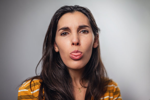 一个年轻女子的肖像图片下载