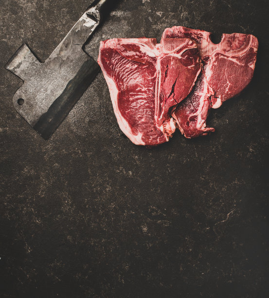 新鲜生牛肉骨牛排和切肉刀，拷贝空间图片下载