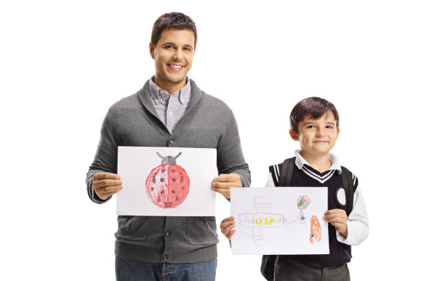 父亲和学生拿着画微笑着图片下载