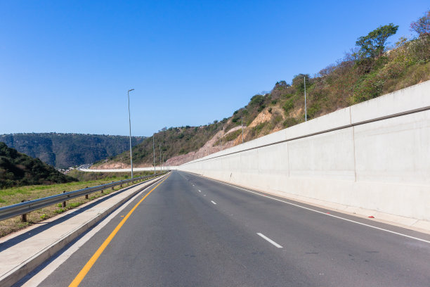 新公路公路混凝土结构山谷丘陵图片下载