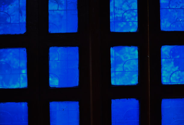 一扇窗户的黑白照片。玻璃和木窗创造了很好的平面设计图片下载