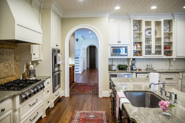 厨房用硬木地板和定制橱柜素材图片