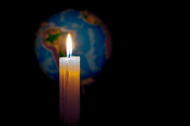 蜡烛照亮的地球仪。全球变暖或地球一小时的概念。软焦点图片下载