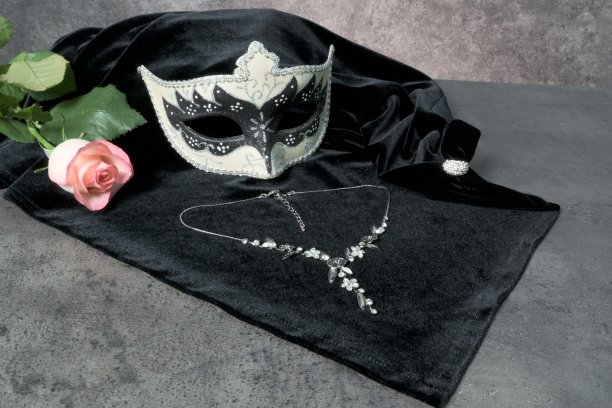 照片优雅的白色和黑色威尼斯，嘉年华面具在黑暗的背景。的照片图片下载