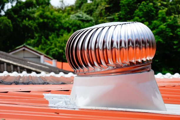 工业屋顶上的屋顶通风机图片下载