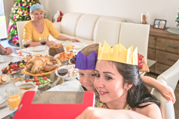 年轻的澳大利亚母亲和她的儿子在做圣诞自拍图片下载