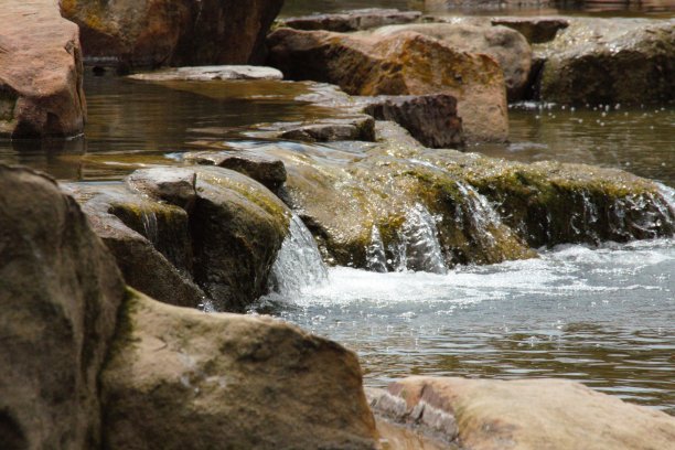2019年6月22日，水从岩石上倾泻而下图片下载