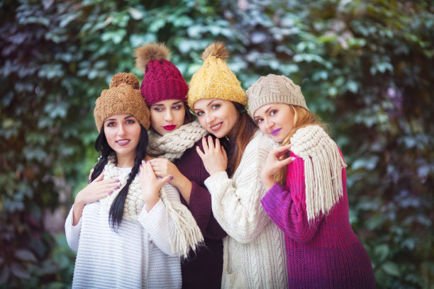 女人最好的朋友在秋天的公园里拥抱。户外生活时尚肖像。图片下载