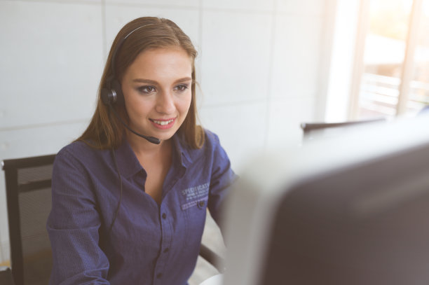 呼叫中心服务。客户支持或销售代理的照片。帮助电话接听和电话营销。女性来电者或前台接线员。为一些文字，广告或口号复制空间。图片下载