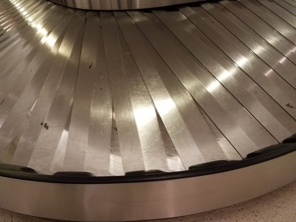 旋转的金属行李传送带图片下载