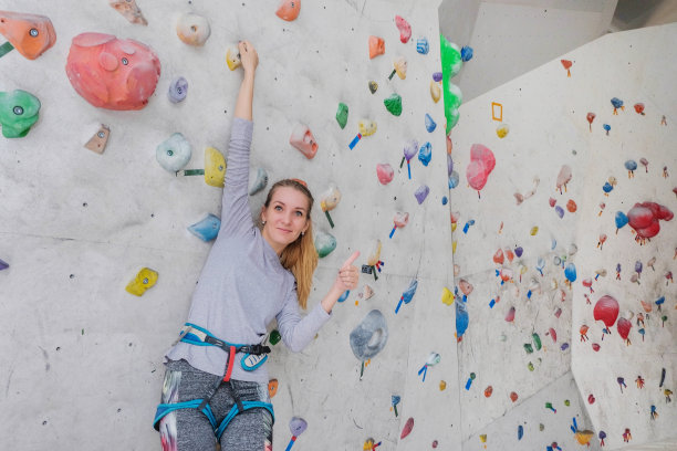 女人在攀爬墙。图片下载