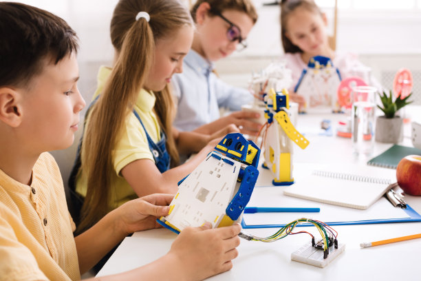 聪明的男孩在stem实验室自制机器人图片下载