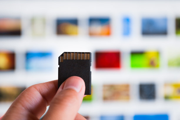 男性手握记忆卡对图像画廊模糊的背景图片下载