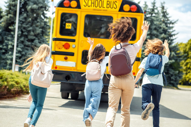 迟到。同学们跑到校车后面看运动图片下载