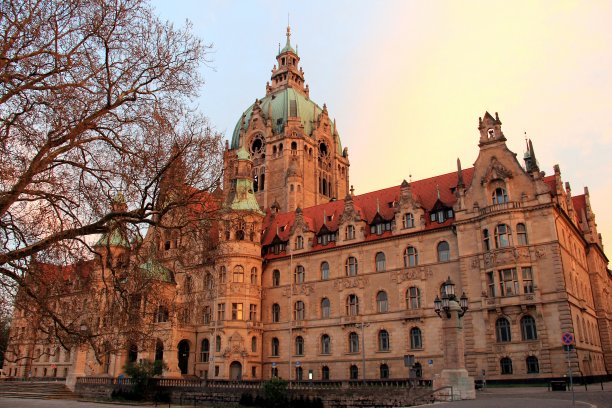 黄昏时分的汉诺威新市政厅，一座风格折衷的宏伟城堡式建筑。图片下载