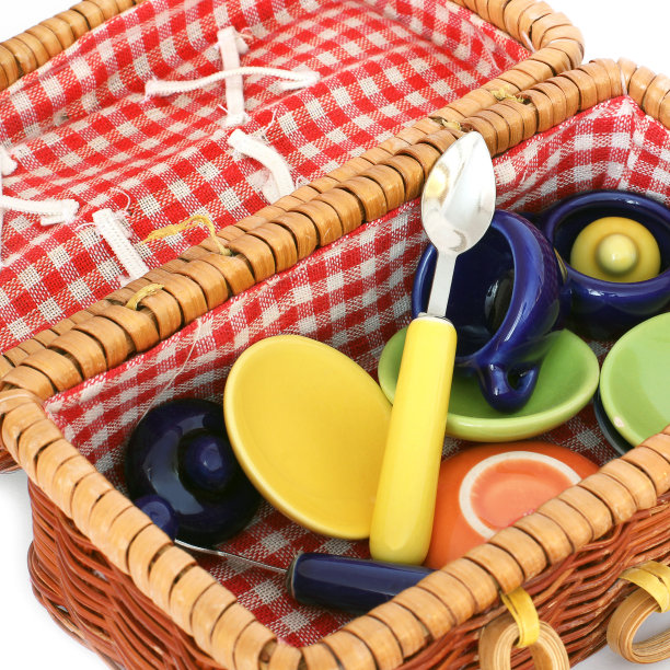 白色背景上的玩具盘子图片下载