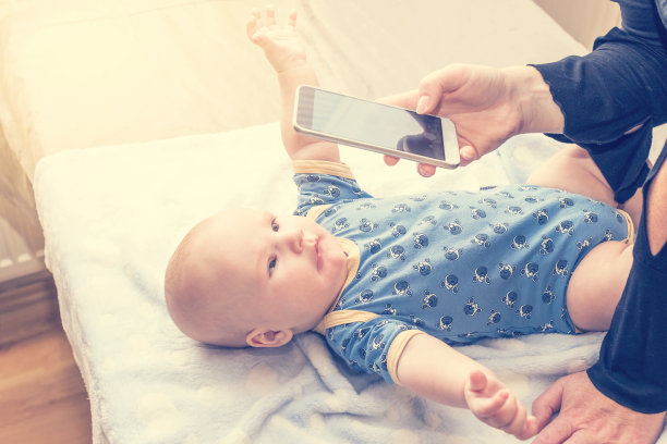 一名女性用智能手机拍摄的婴儿照片图片下载