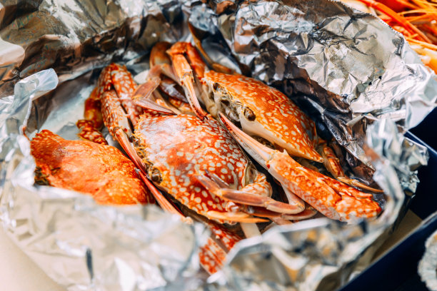 泰国蒸花蟹壳，用锡箔纸包裹。泰国海鲜配送业务。图片下载