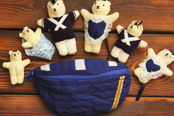 木制背景上的填充玩具。熊图片下载