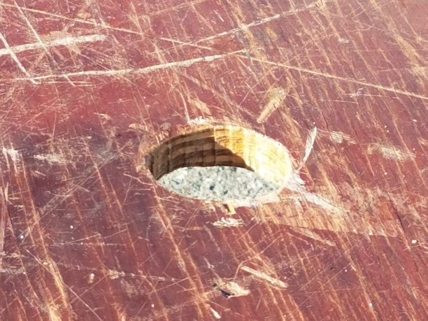 有洞的木桌图片下载