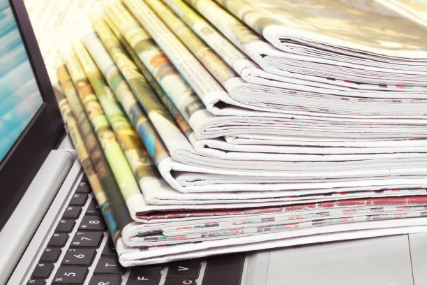 报纸和笔记本电脑图片下载