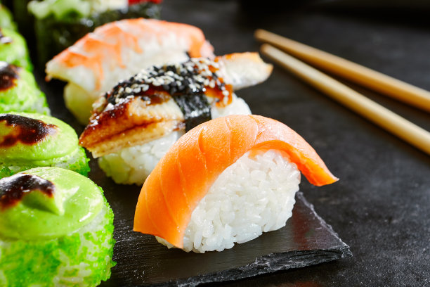 美味的亚洲食物，卷，寿司和单kan套装图片下载