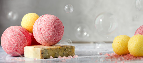 彩色的浴弹，手工肥皂和盐图片下载