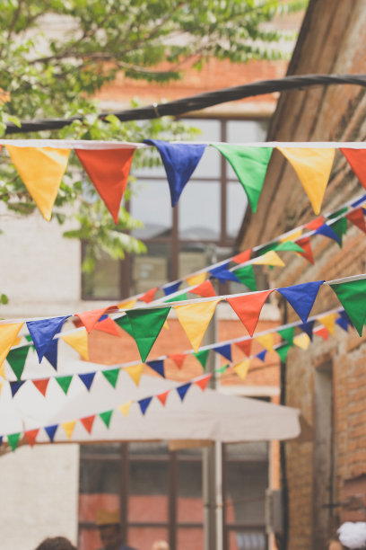集市上的花环装饰。彩旗、彩旗装饰节日。字符串与旗帜图片下载
