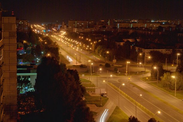 Togliatti市的夜景俯瞰Sverdlov和Stepan Razin街道的交叉口。图片下载