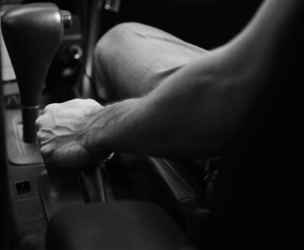 一个手刹的男人坐在车里图片下载