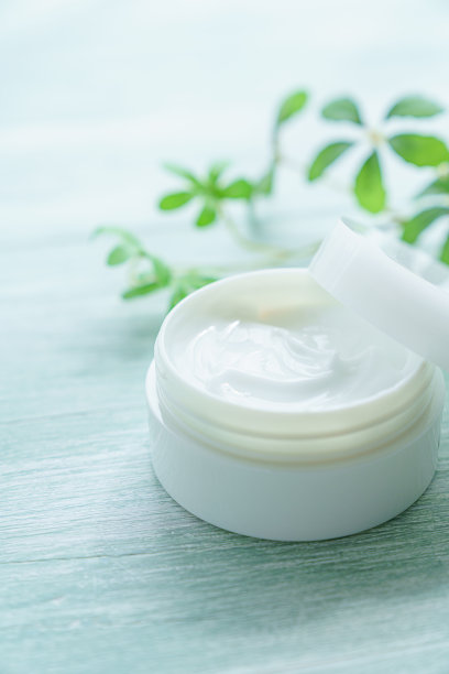 木制背景上的白色美容霜图片下载