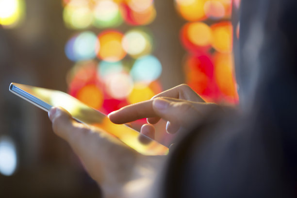 用新手机的女人图片下载