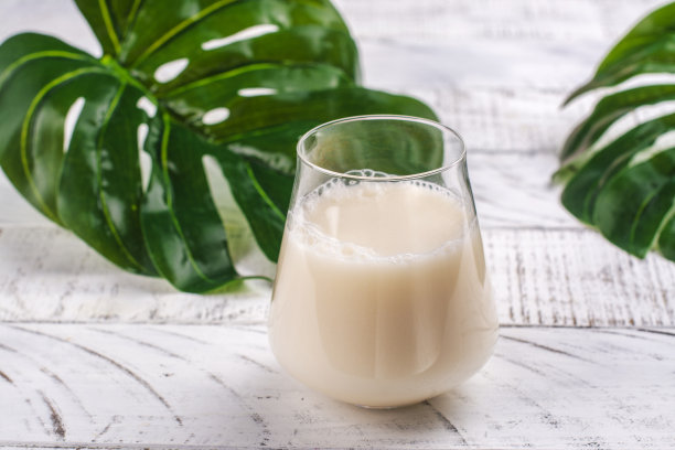 用玻璃杯喝胶原蛋白图片下载