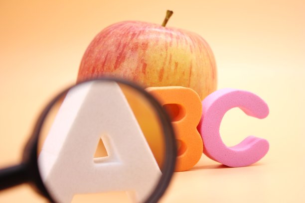 英文ABC字母旁边的苹果和放大镜图片下载