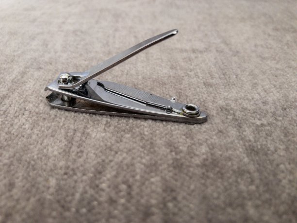 灰色背景上的指甲剪刀图片下载