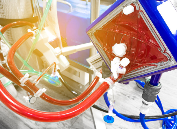 体外膜氧合(ECMO)在重症监护病房使用人工血液循环装置，图像模糊。图片下载