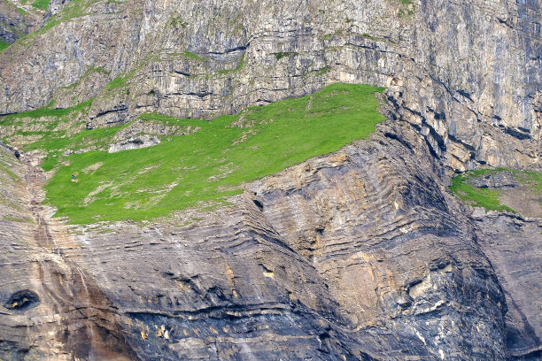 岩山绿地上有土石层纹理图片下载
